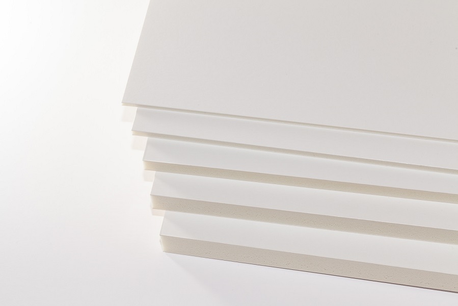 Eine Aufnahme von oben fünf Dicken Kapa-Line Leichtschaumplatten