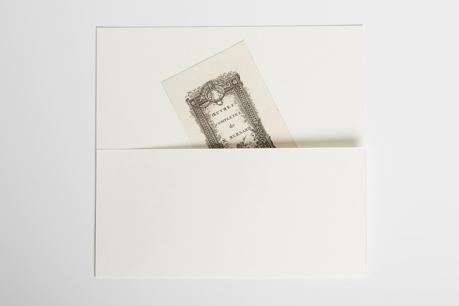 Ein Aufnahme unseres Naturpapiers, gefaltet zu einem Umschlag inklusive einer Einlage