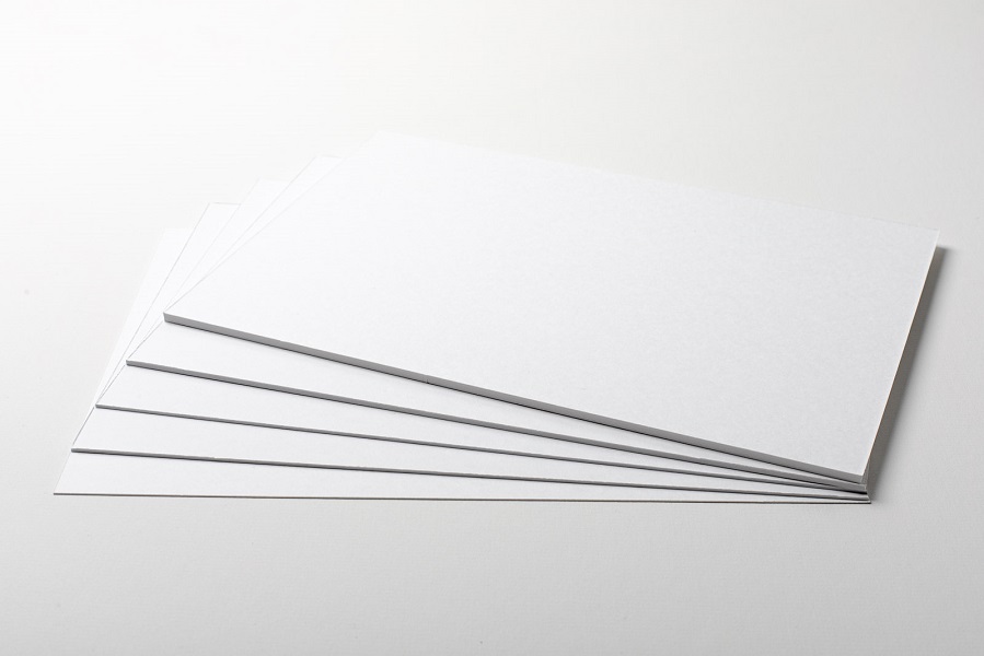 Eine weiße hochwertige, mehrlagige Vollpappe