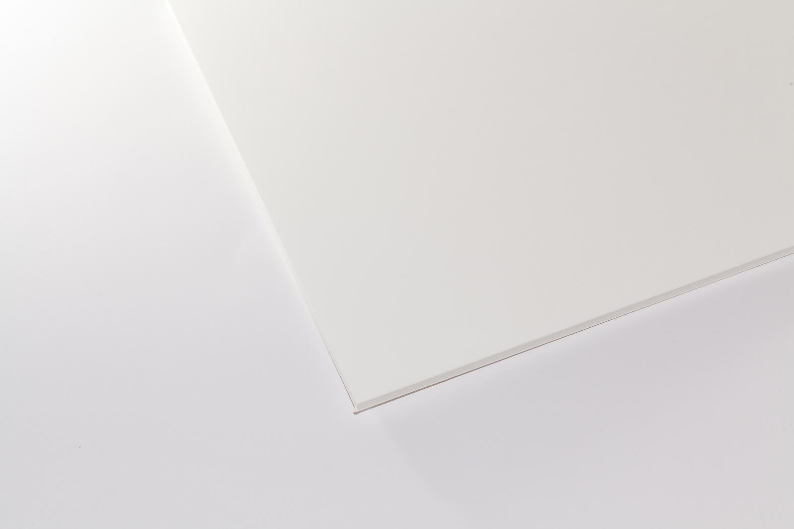 Eine Aufnahme einer weißen Kapa-Graph Leichtschaumplatte von oben