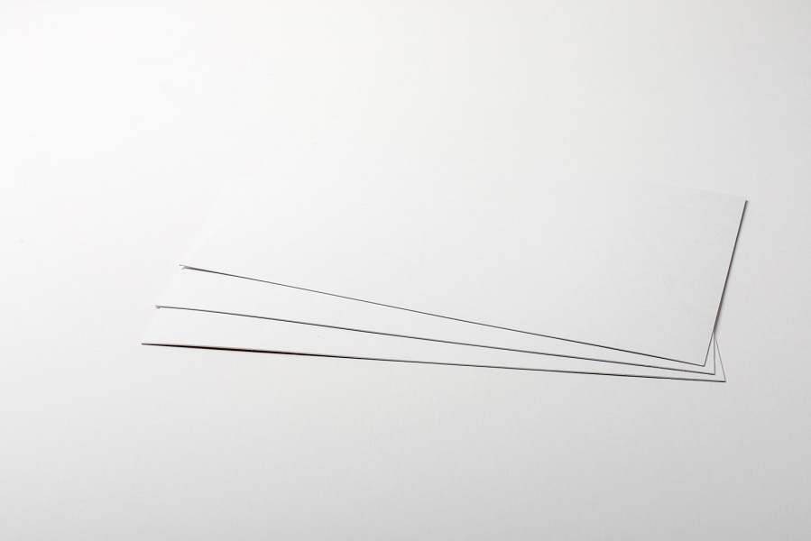 Ein naturweißer Karton Bristolkarton mit einer homogenen Oberfläche aus Frischfaser in mehreren Formaten und Dicken