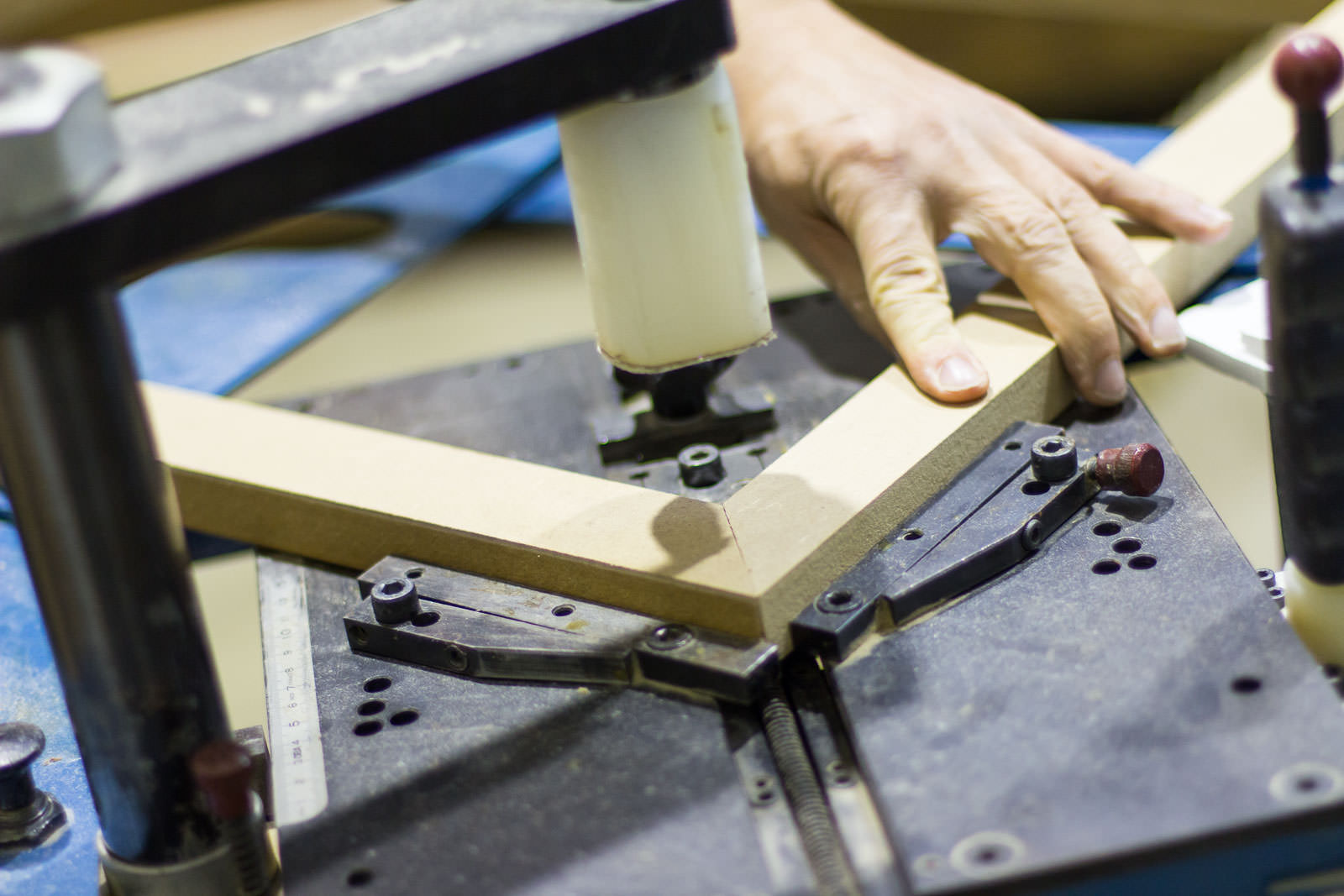 Hier wird die Ecke einen Holz-Bilderrahmens fixiert um aus Holzprofilen einen Bilderrahmen zu bauen
