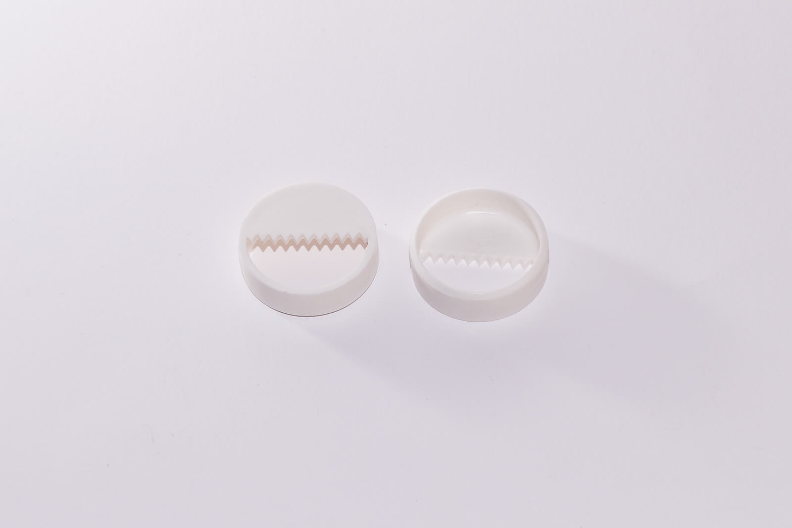 Es sind zwei Kuri Aufhänger von oben und unten auf diesem Bild