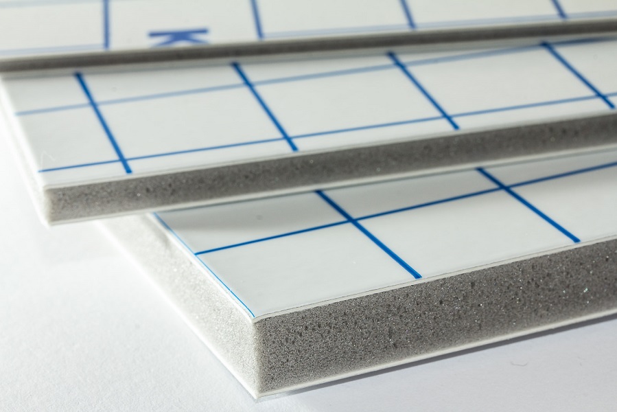 Eine Nahaufnahme des Querschnitts einer Kapa-Fix Leichtschaumplatte einseitig selbstklebend in drei verschiedenen Stärken