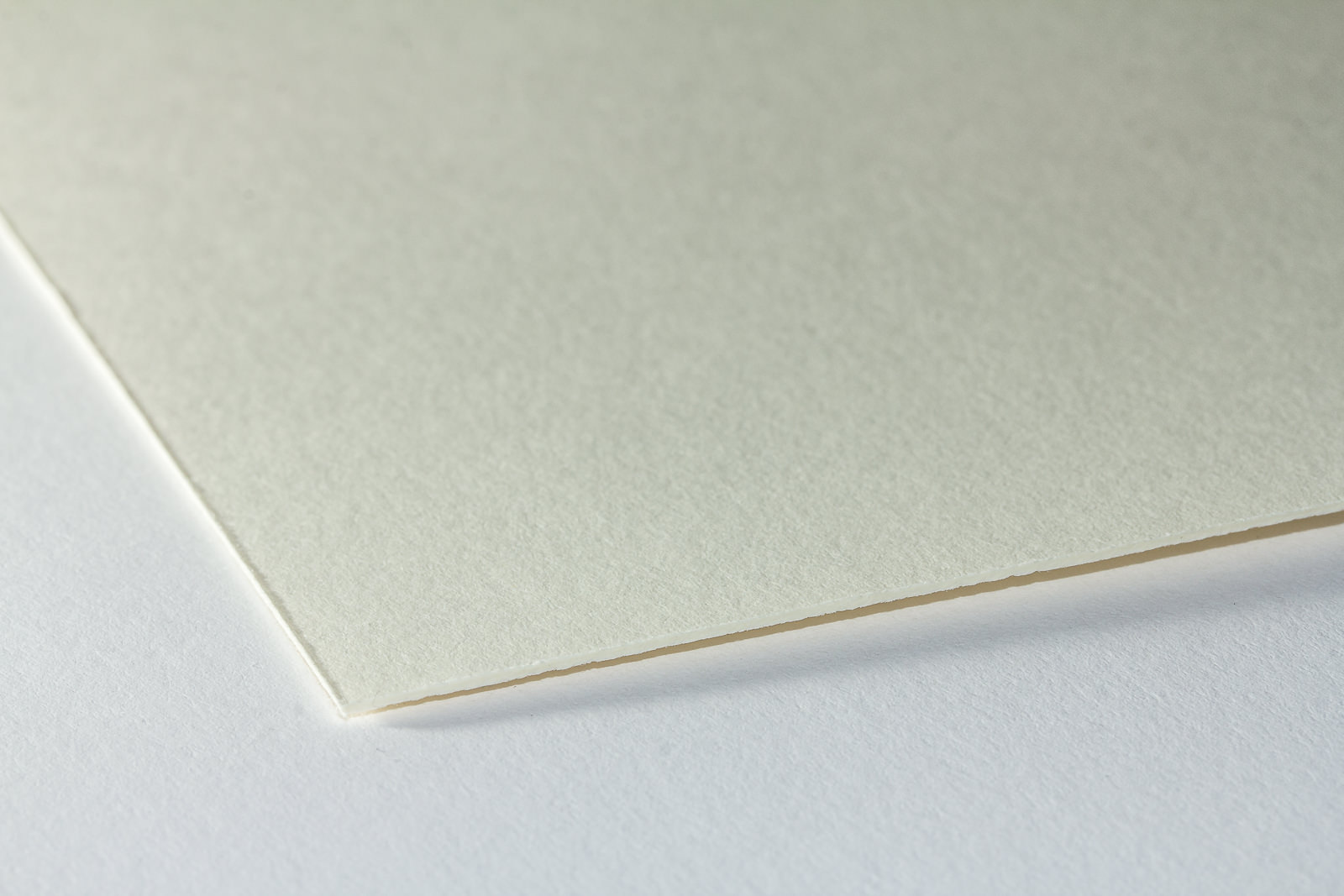 Eine Nahaufnahme der Oberflächenstruktur unseres Hanhnemühle Museumskartons