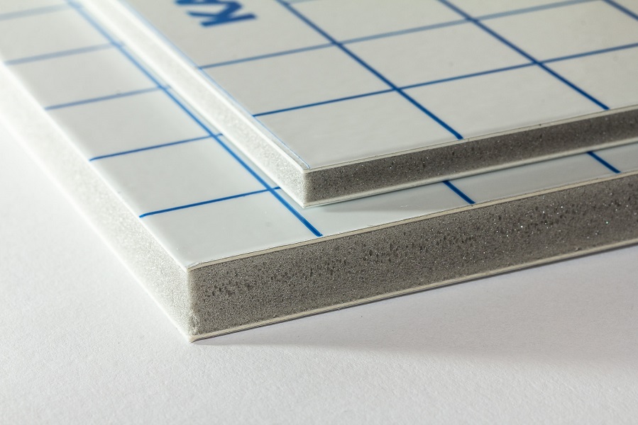 Eine Nahaufnahme des Querschnitts einer der Kapa-Fix beidseitig selbstklebenden Leichtschaumplatte in zwei Stärken