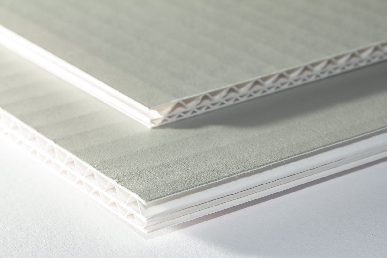 Eine Nahaufnahme der Oberflächenstruktur unserer Archiv-Wellpappe in zwei Stärken