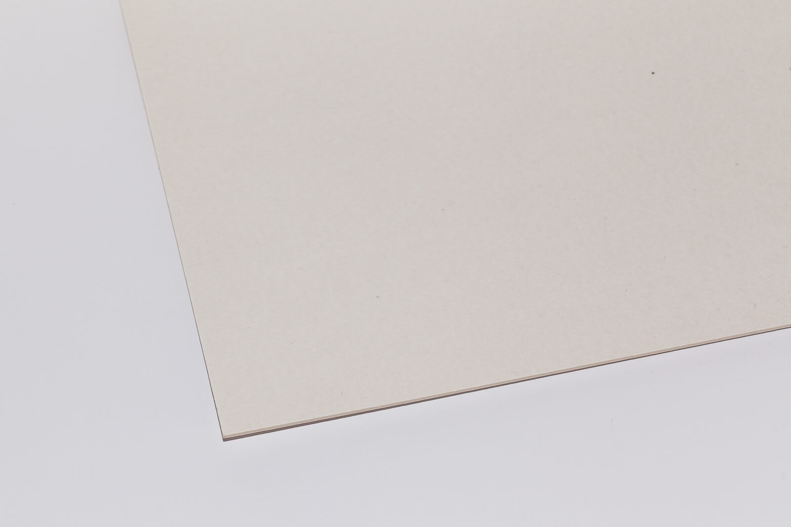 Hier ist unsere Schneidpappe, eine luftdurchlässige Holzpappe in naturweiß zu sehen