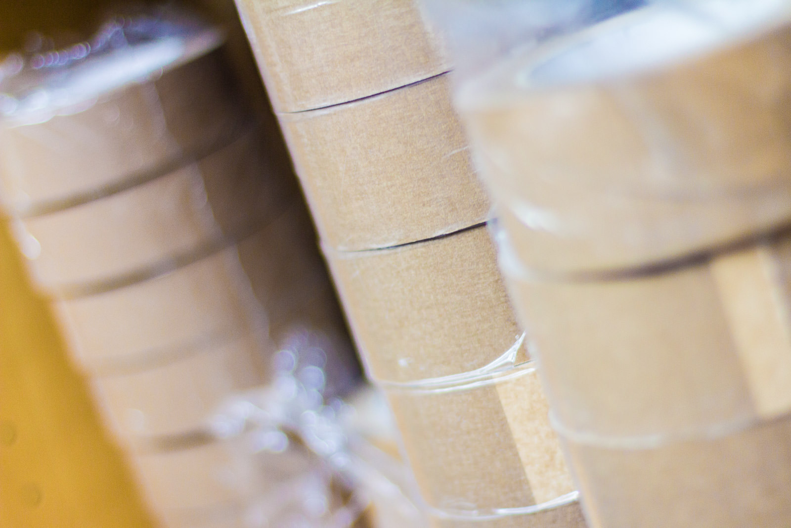 Ein Stapel brauner Eco-Klebebandrollen