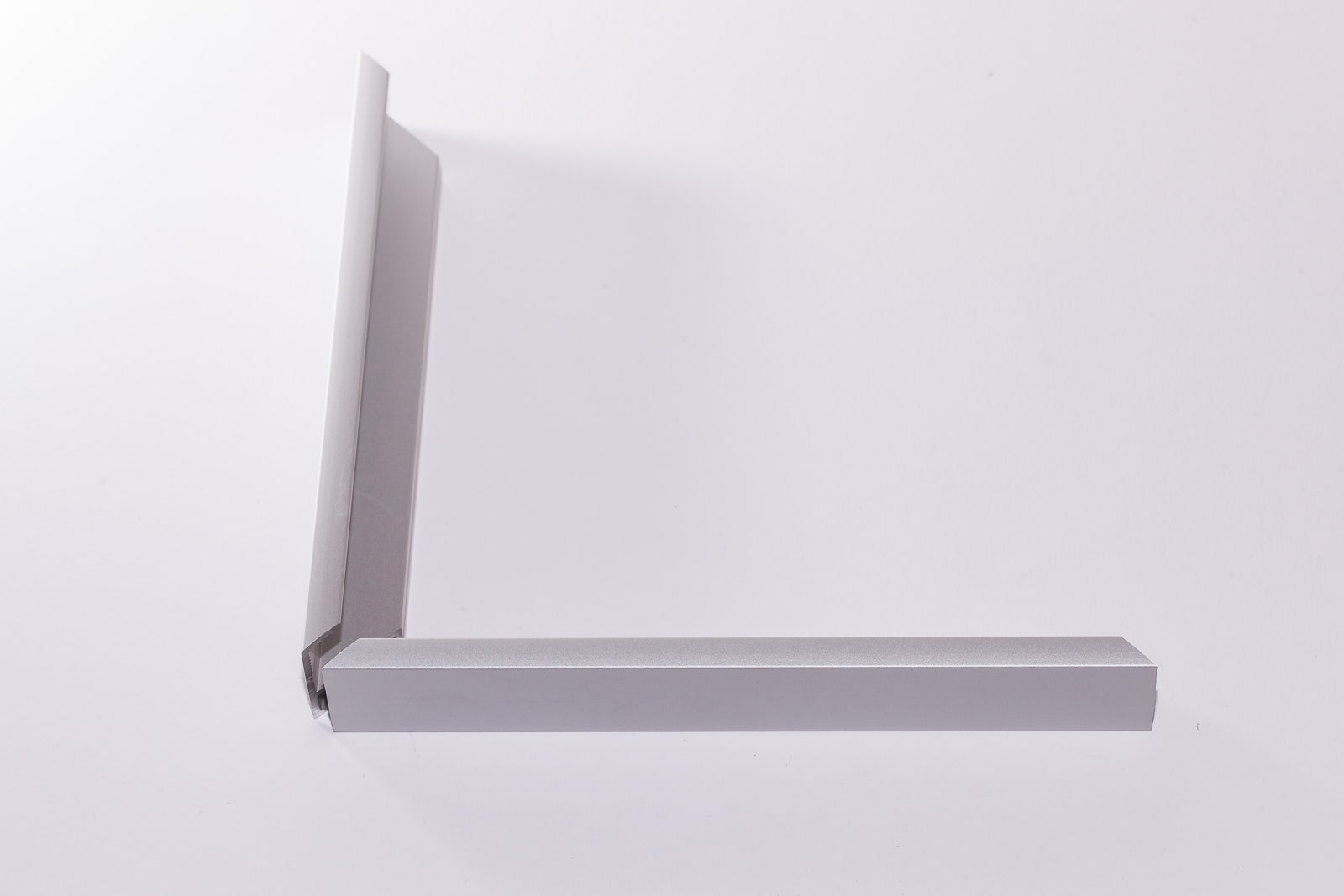 Eine Aufnahme eines silber-matten FCO 221-Bilderrahmenprofils für Bilderrahmen