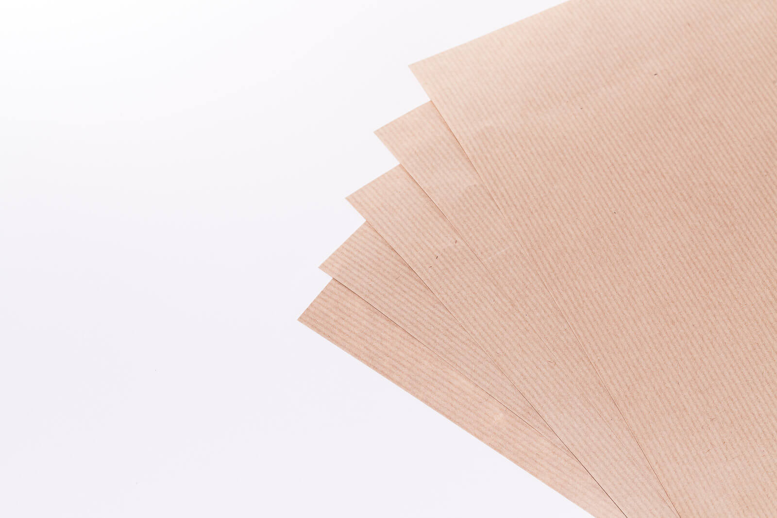 Eine Nahaufnahme von mehreren Bögen braunem Kraftpapier