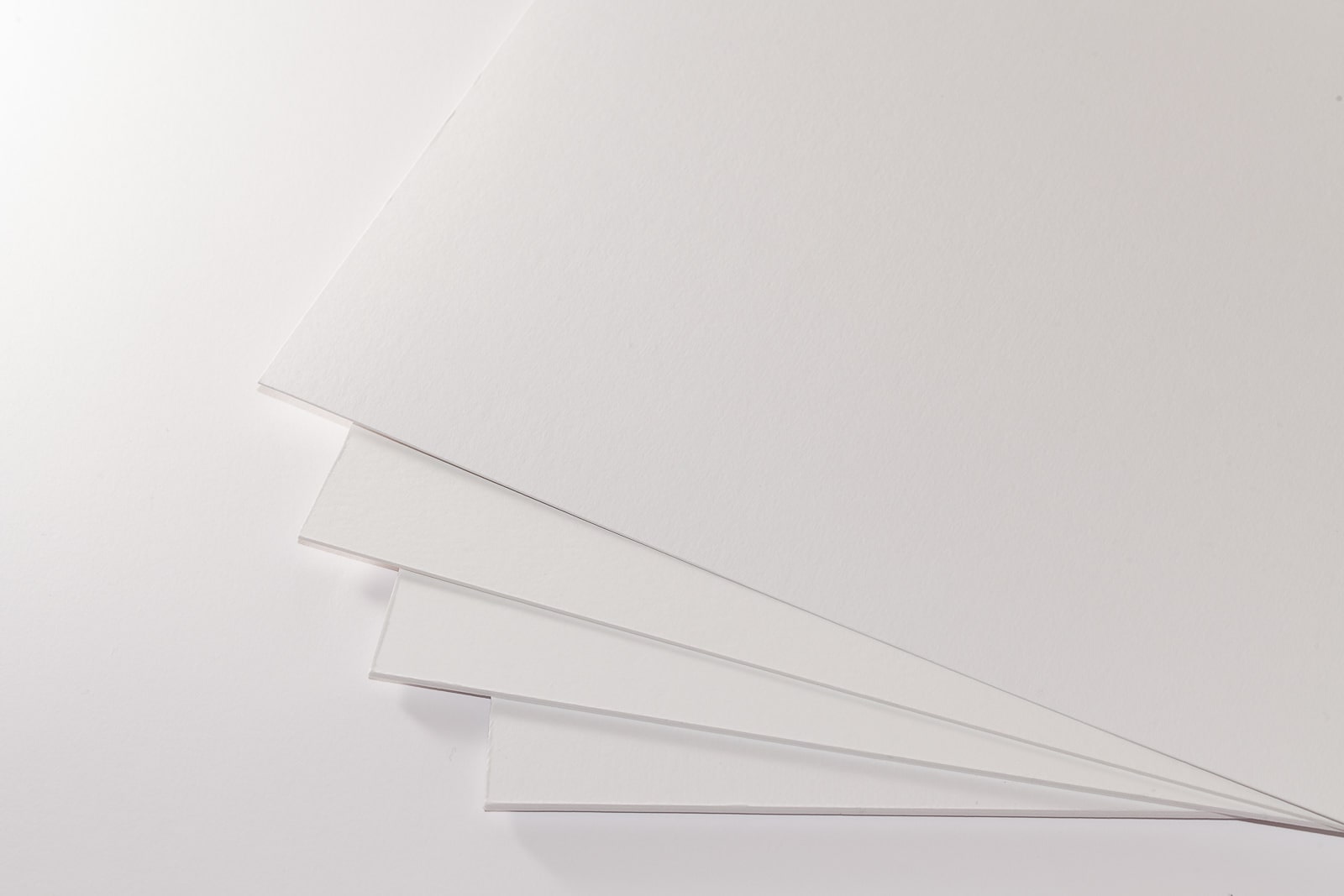 Eine Aufnahme unseres Rückwandkarton hellweiß in vier verschiedenen Stärken