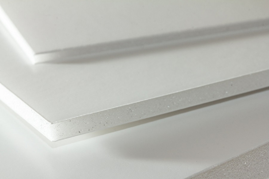 Eine Nahaufnahme der weißen Airplac Premier Leichtschaumplatte in mehreren Formaten und Dicken