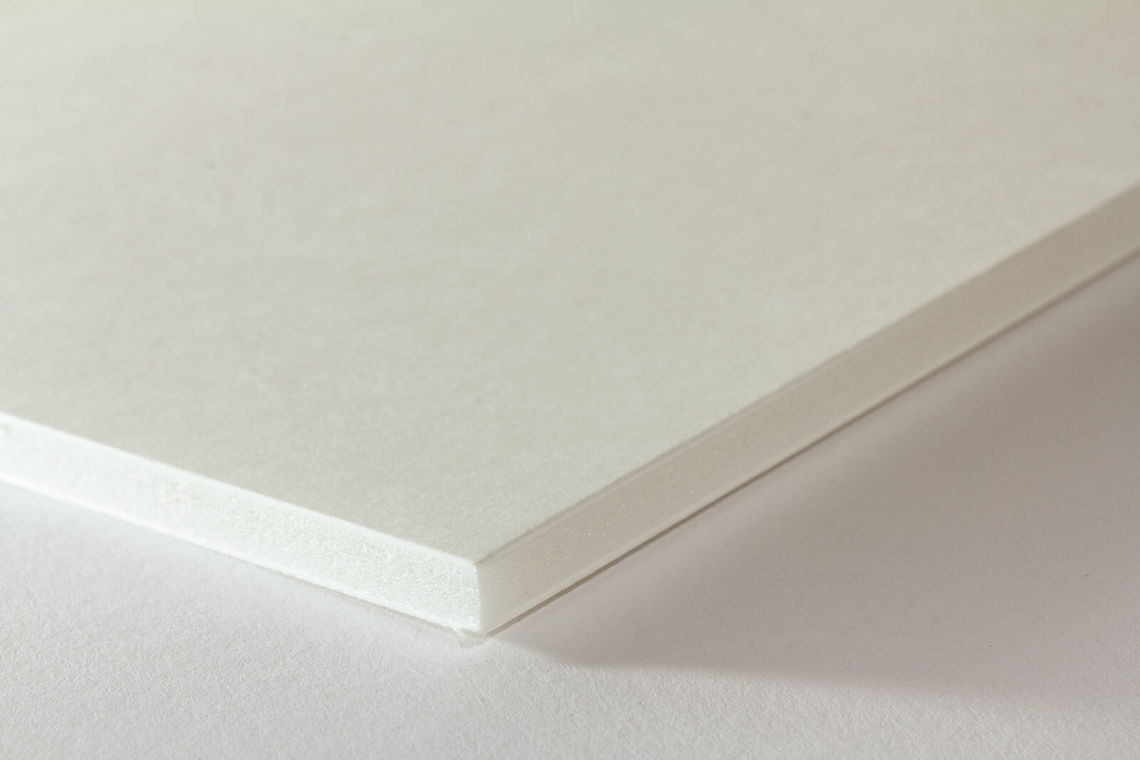 Eine Nahaufnahme eines Querschnitts einer weißen Kapa-Graph Leichtschaumplatte
