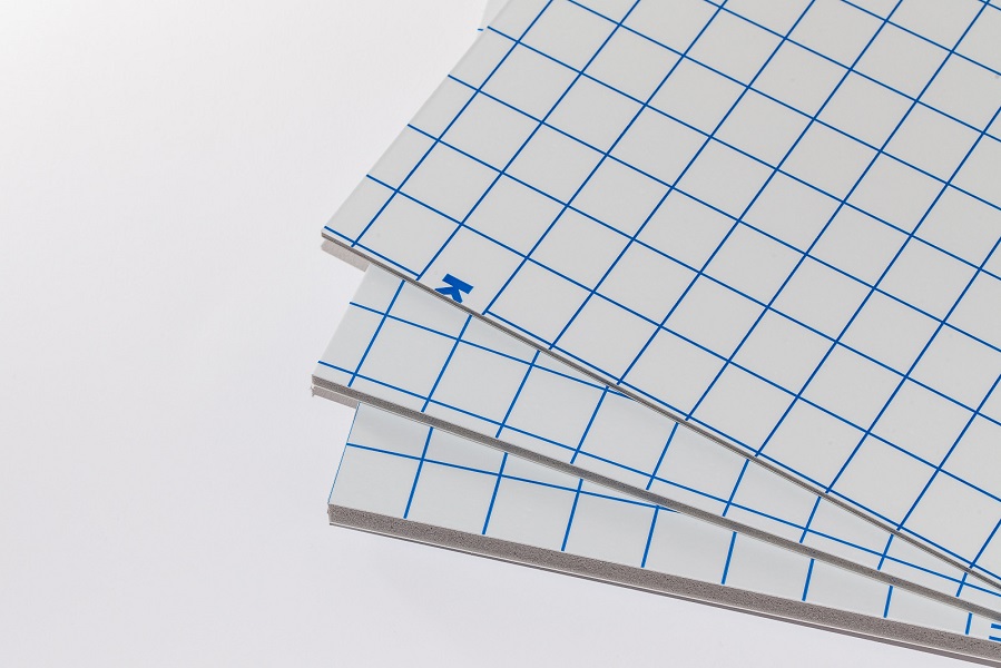 Eine einseitig schnellkaschierplatte mit einem grauen Polyurethan-Kern 