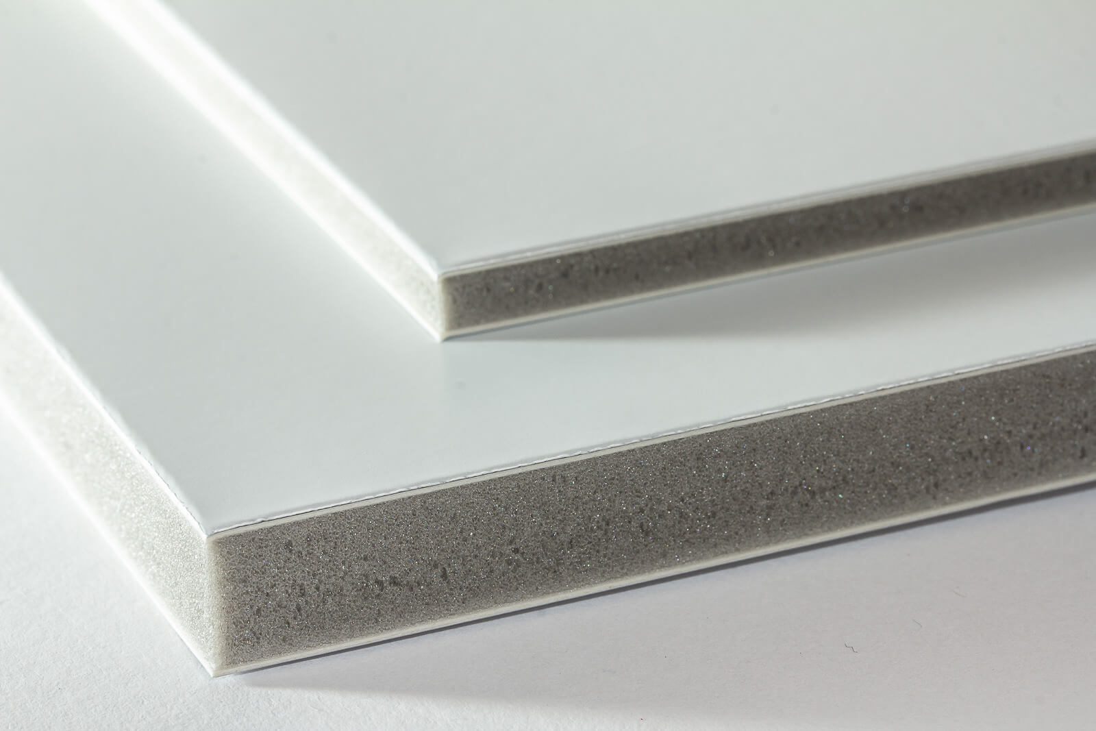 Eine Nahaufnahme des Querschnitts von zwei Kapa-Mount Leichtschaumplatten