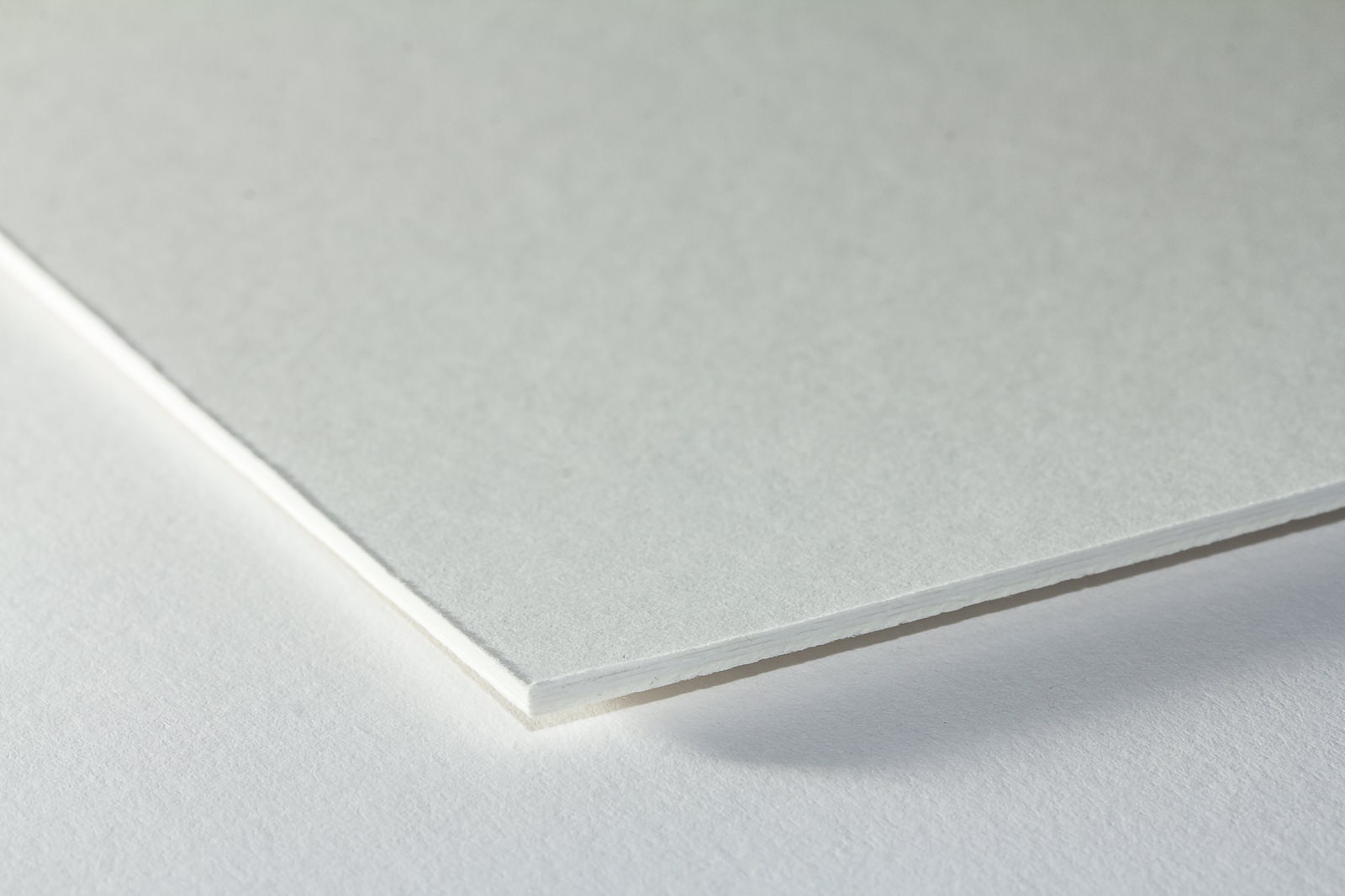 Eine Nahaufnahme der Oberflächenstrukturunserer Fließkarton/ Löschkarton in einer Stärke