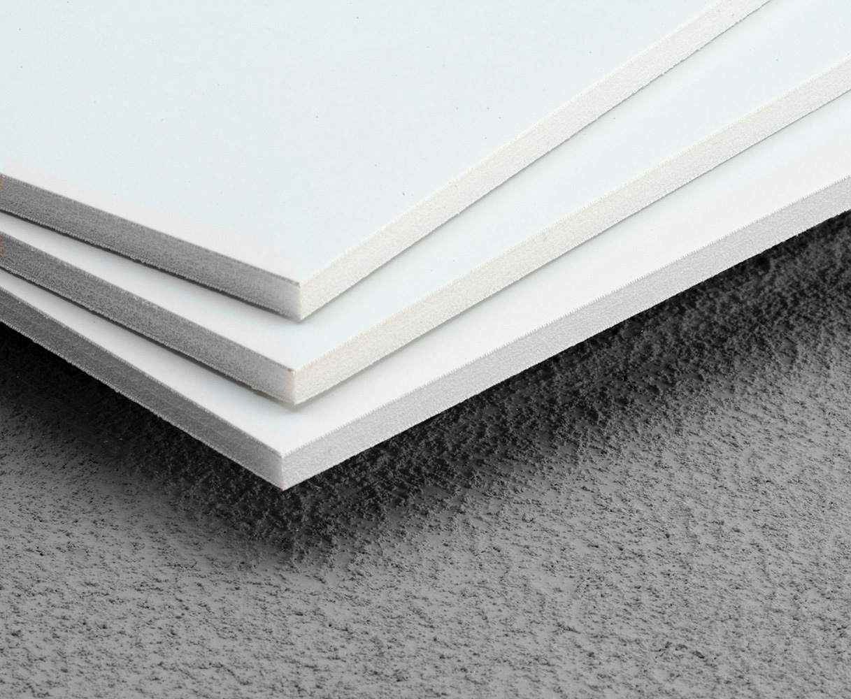 Ein Stapel weißer Leichtschaumplatten in 3,5 und 10 mm stärke