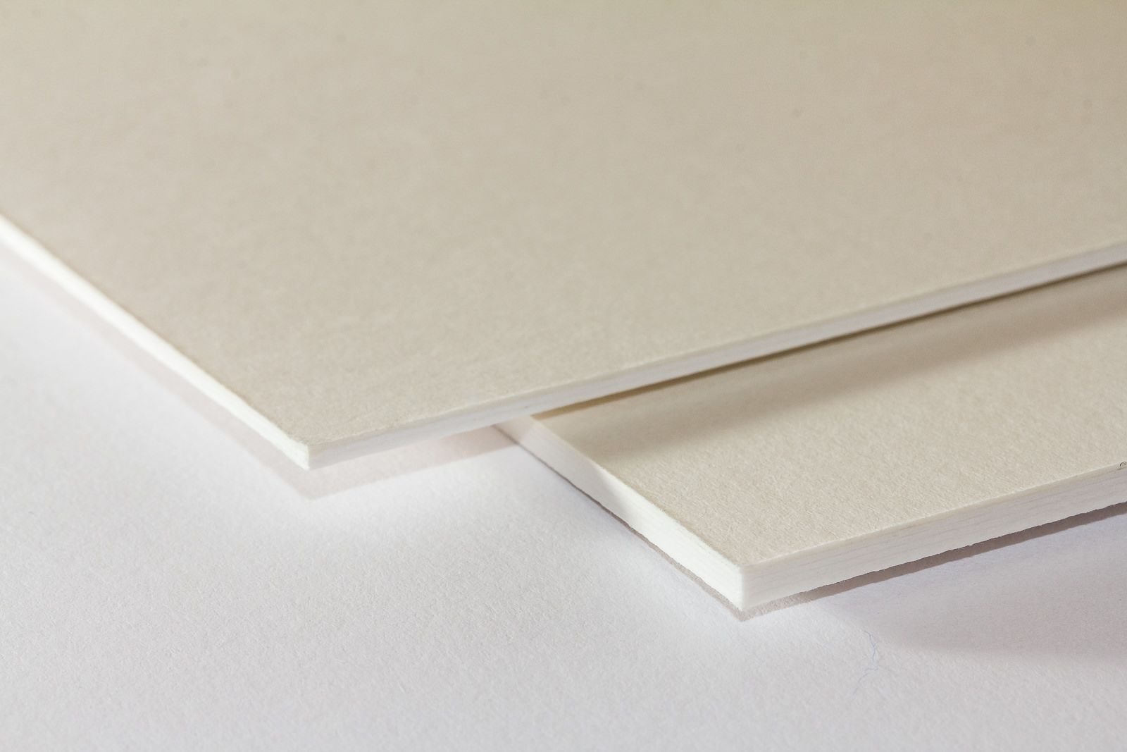 Eine Nahaufnahme des säurefreien Passepartoutkartons Galerikarton weiß/natur