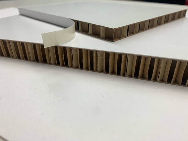 Eine Nahufnahme bei der befestung eines Umleimers an einer Deko-Leichtschaumplatte