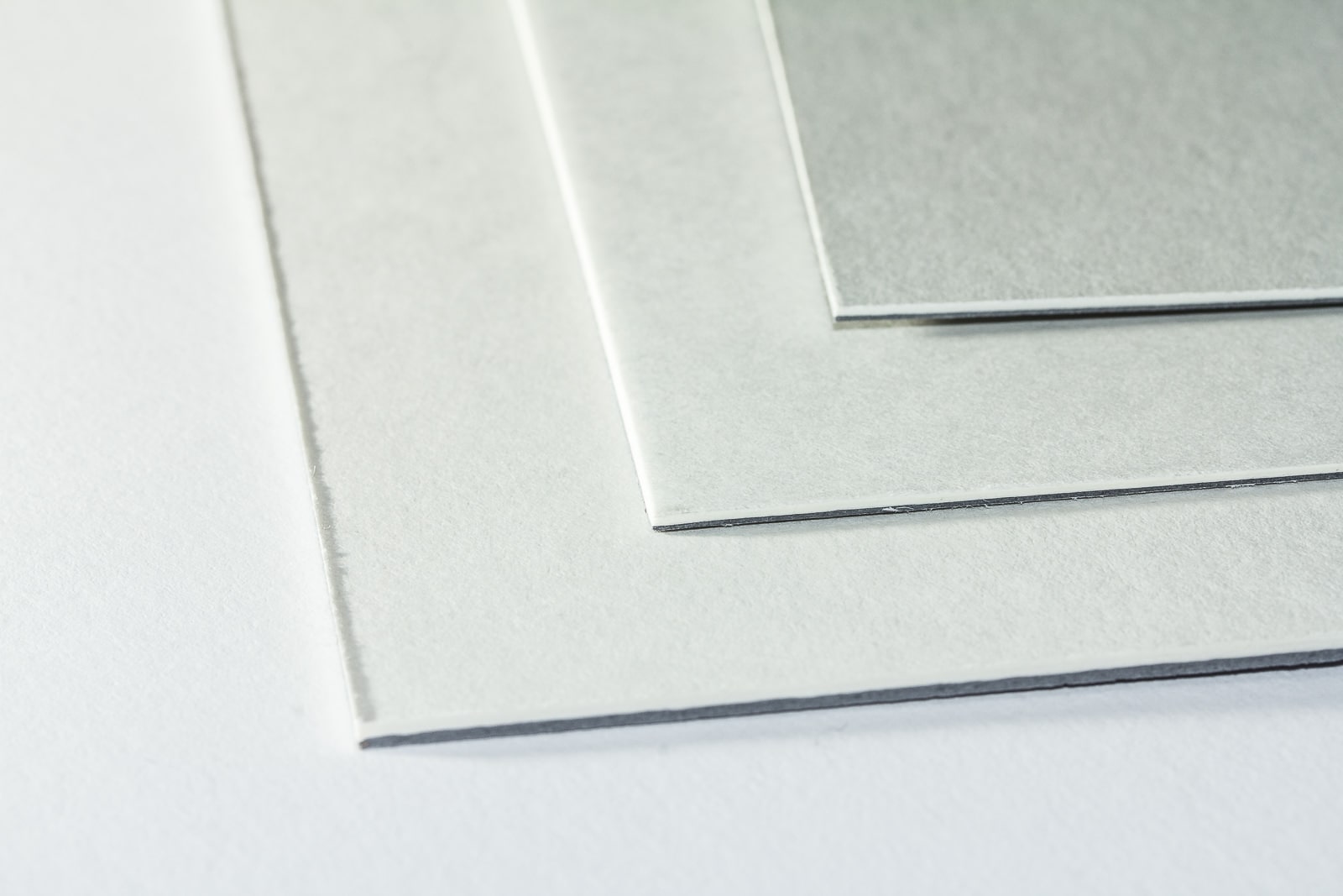 Eine Aufnahme des Querschnitts unserer Archiv-Schachtelkarton grau/weiß