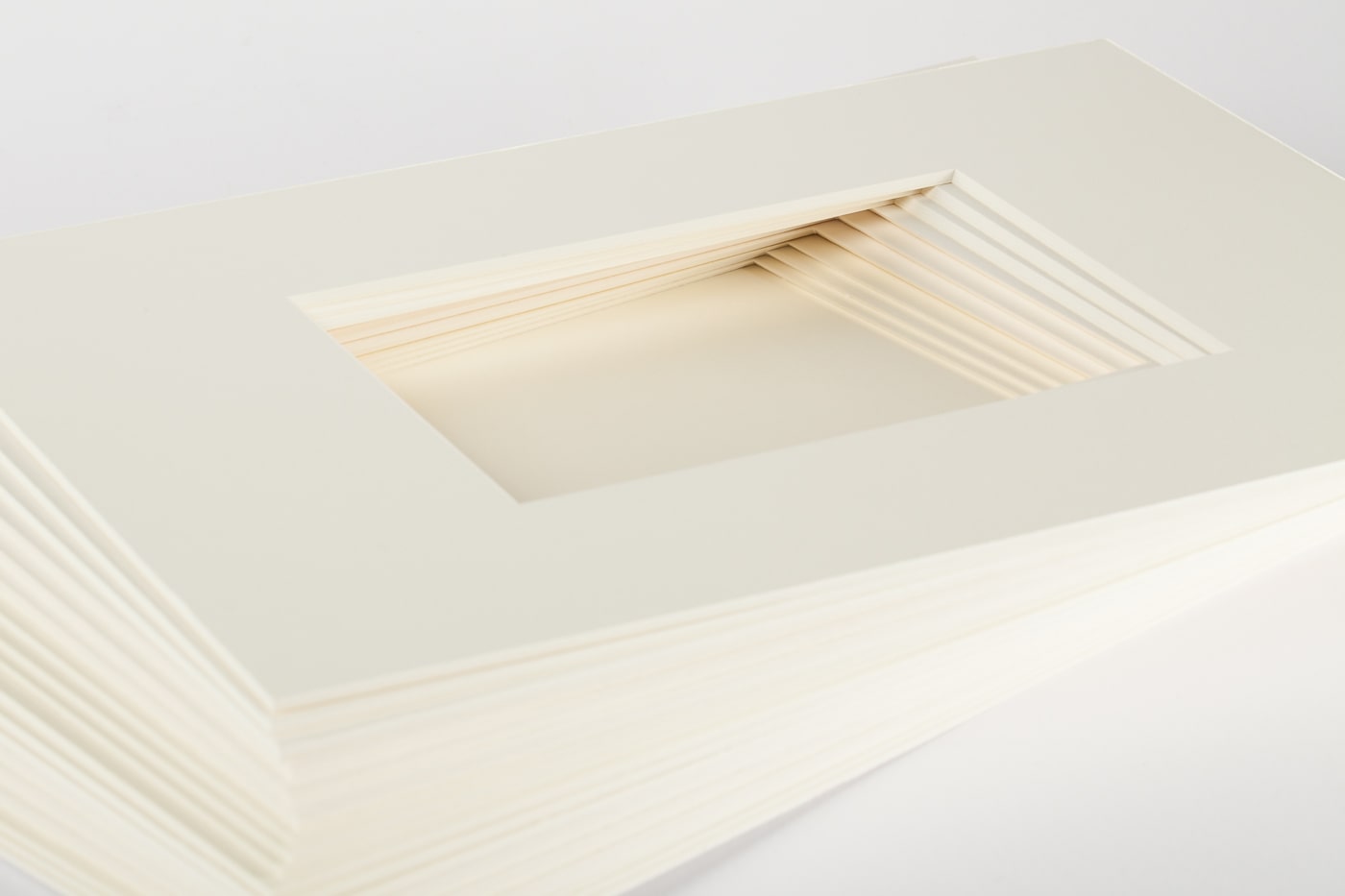 Ein Stapel Passepartouts aus dem Galeriekarton weiß/natur in DIN A4