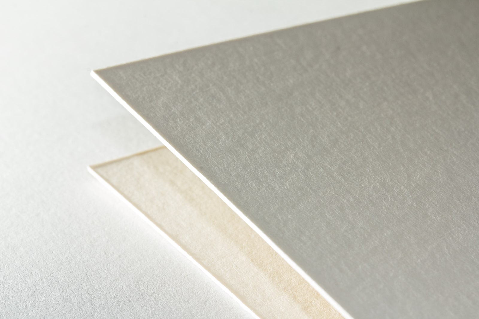 Eine Nahaufnahme der Oberflächenstruktur unserer Archivmappen Großformat in 0,65 mm Stärke