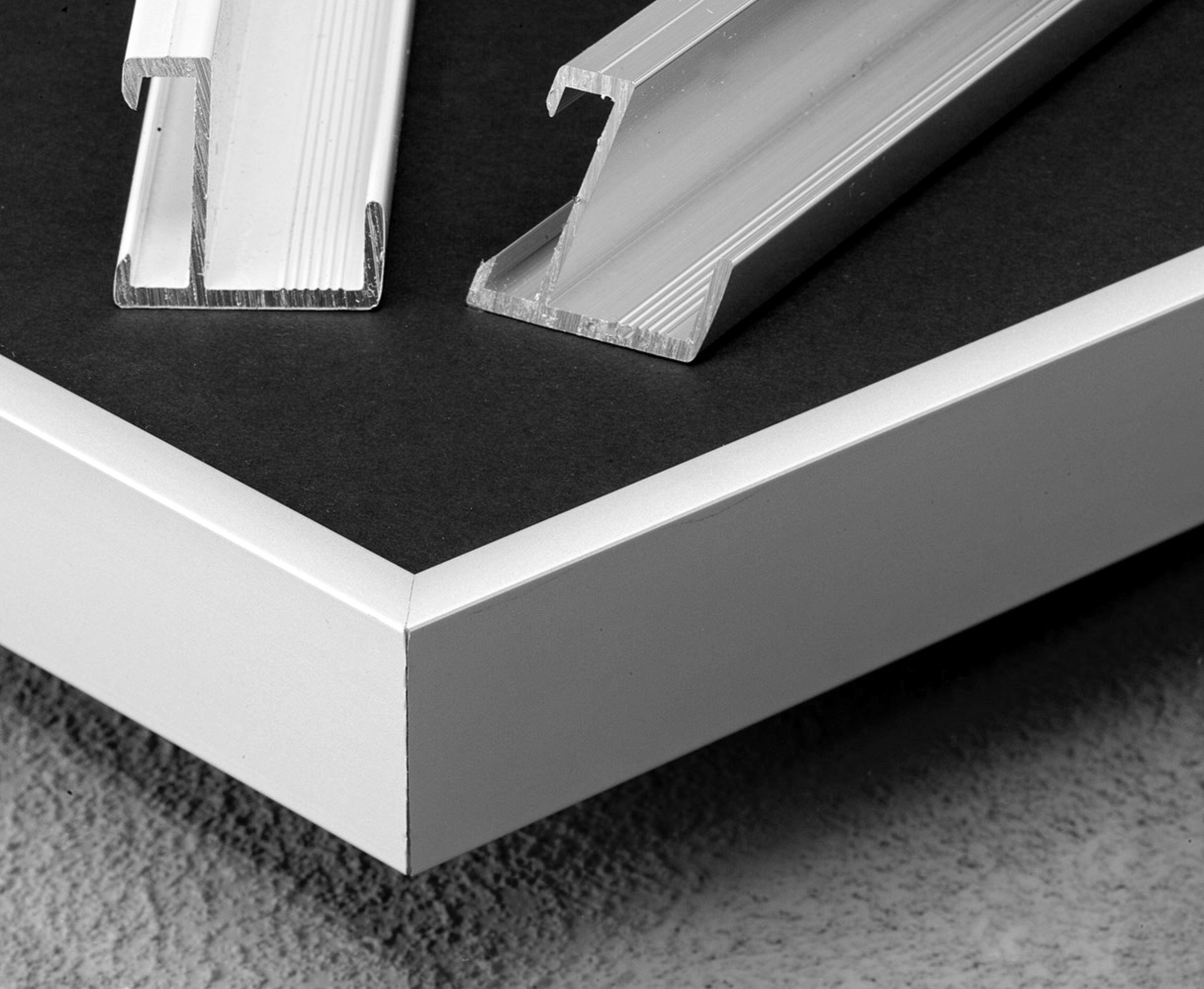 Eine Aufnahme eines silber-matten FCO 221-Bilderrahmenprofils für Bilderrahmen in Aktion