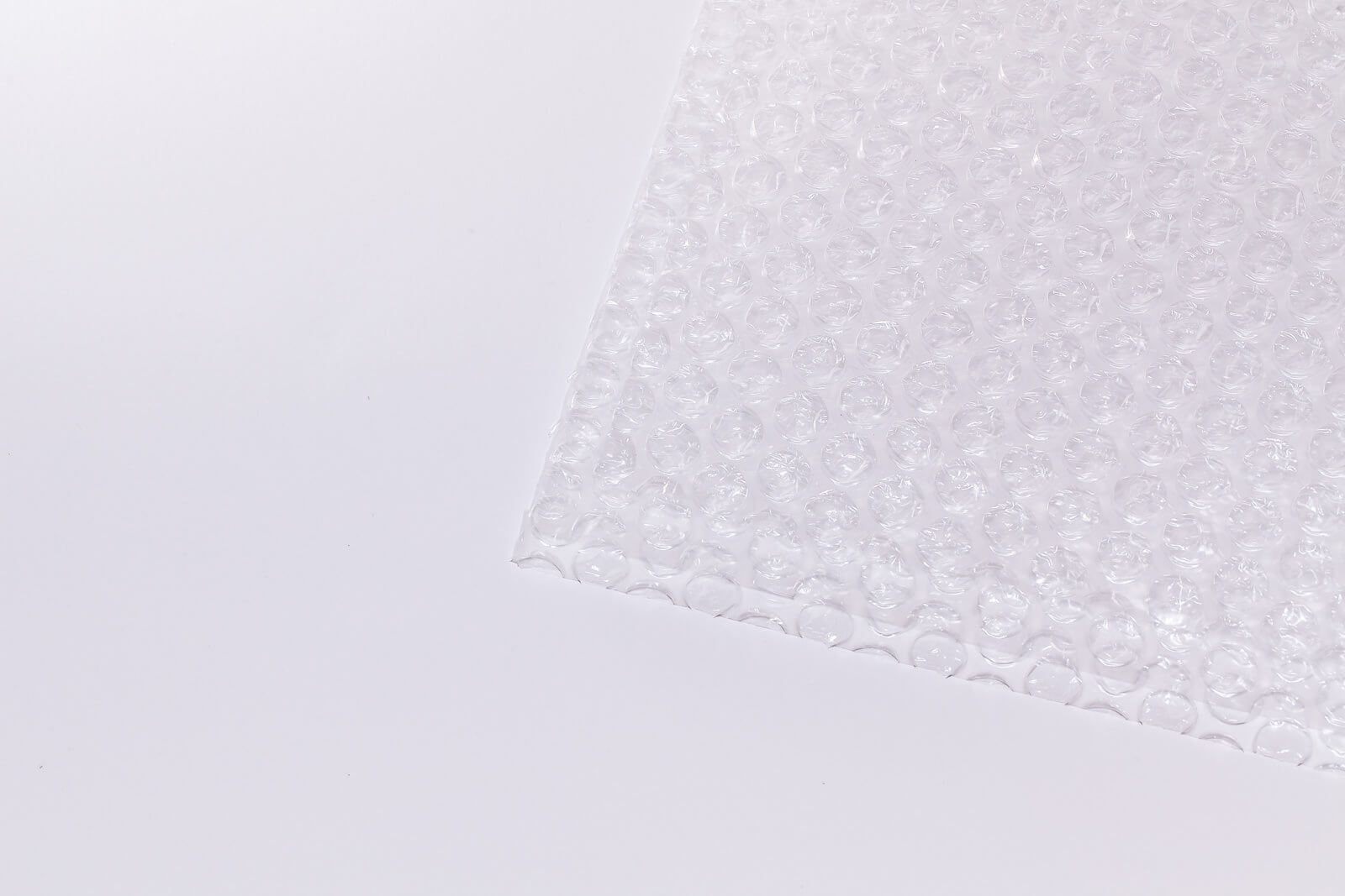 Eine Nahaufnahme der Oberflächenstruktur einer ausgerollten Luftpolsterfolie