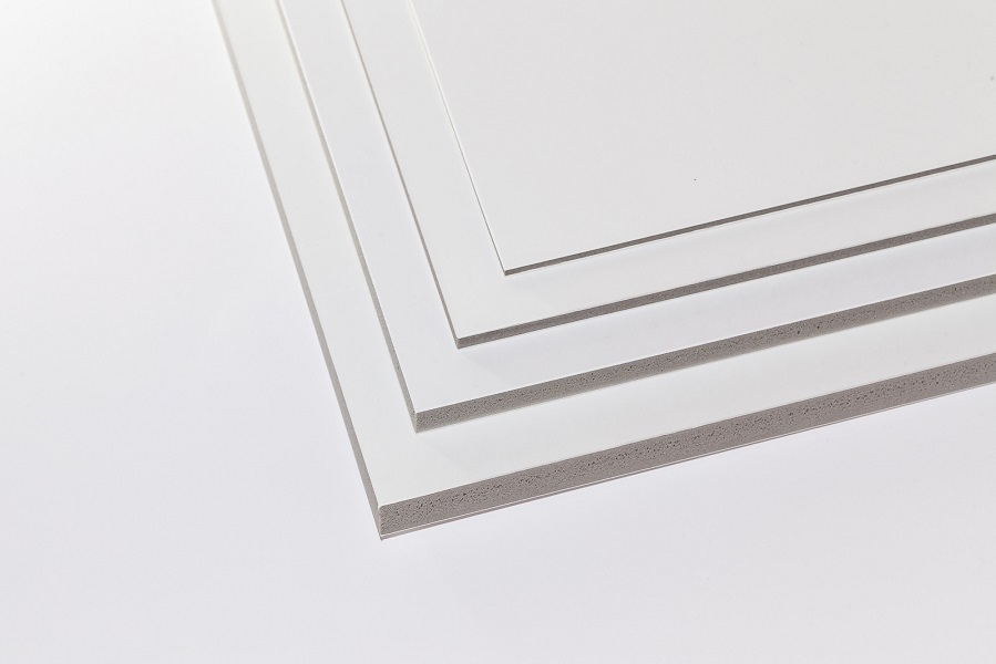 Eine Aufnahme von vier Kapa-Plast Leichtschaumplatten in vier Stärken