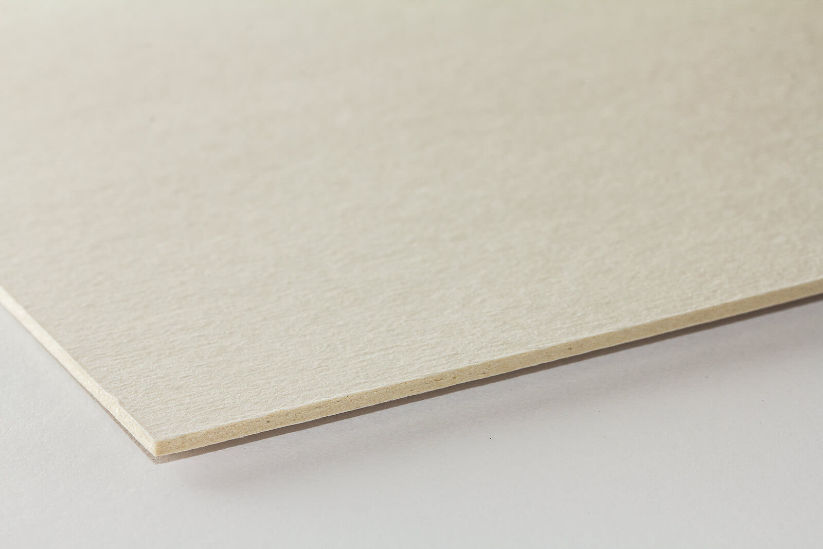 Hier ist eine Nahausnahme der Oberflächenstruktur unser Schneidpappe, einer luftdurchlässigen Holzpappe