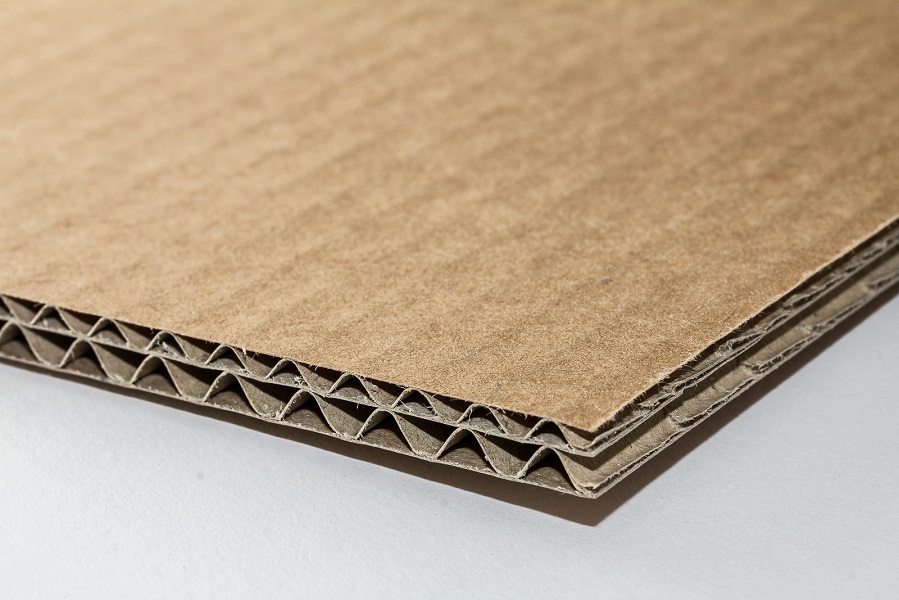 Eine Nahaufname einer braunen Wellpapp-Platte mit einer BC-Welle