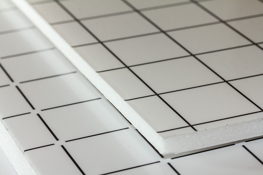 Eine Nahaufnahme der einseitig selbstklebenden Deko- Leichtschaumplatte