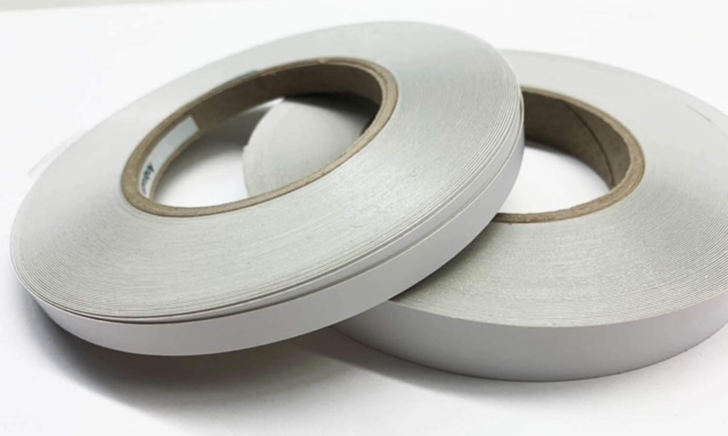 Eine Aufnahme zwei Rollen der Umleimer in zwei verschidenen Breiten für Deko-Wabenplatten