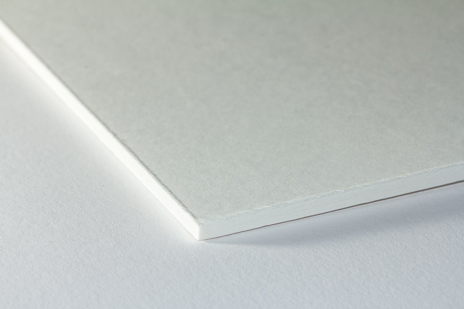 Eine Nahaufnahme der Oberflächenstruktur unseres Passepartoutkarton XL in einer Stärke