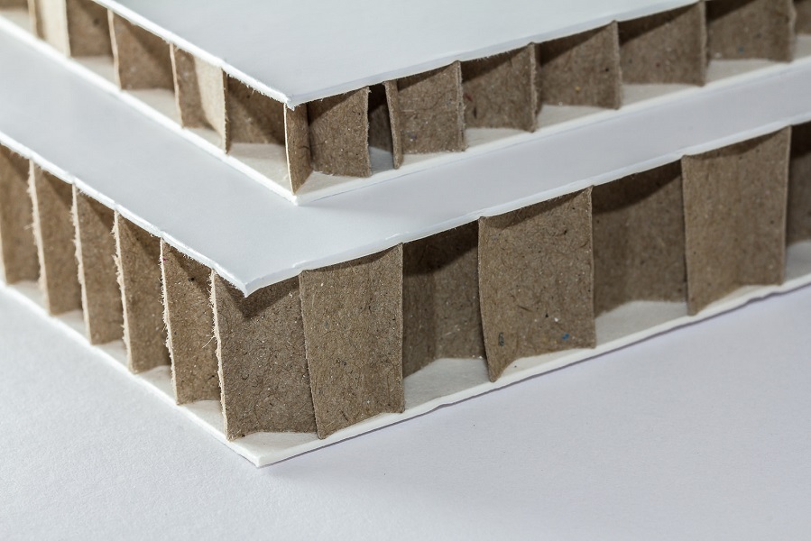 Eine Nahaufnahme von sechs verschiedenen hellgrauen Graupappen aus Recycling-Material