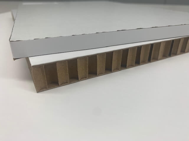 Eine Nahaufnahme einer verleimten Deko-Leichtschaumplatte und einer unverleimten Deko-Leichtschaumplatte