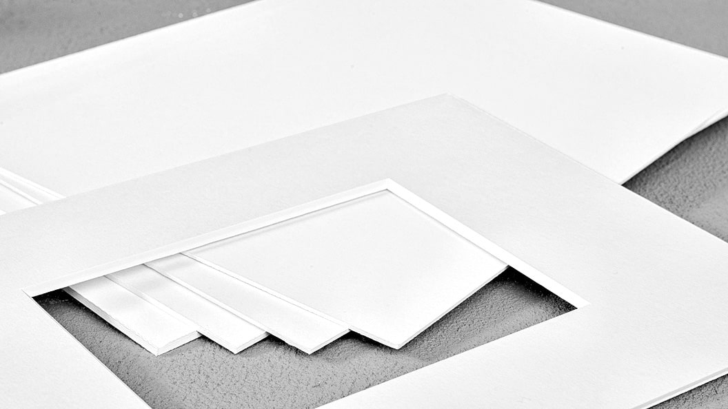 Ein Stapel weiße Passepartouts