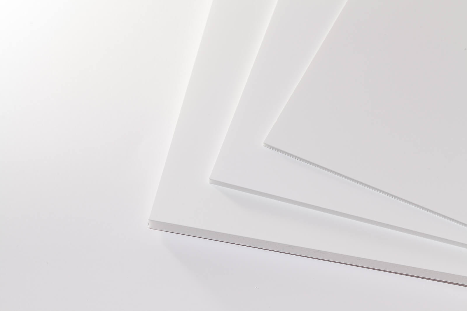 Eine Aufnahme von drei Kapa-Bright Leichtschaumplatten