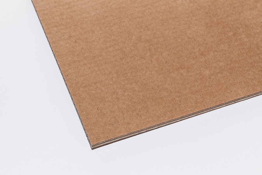 Eine Oberflächenaufnahme von oben einer braunen Wellpapp-Platte