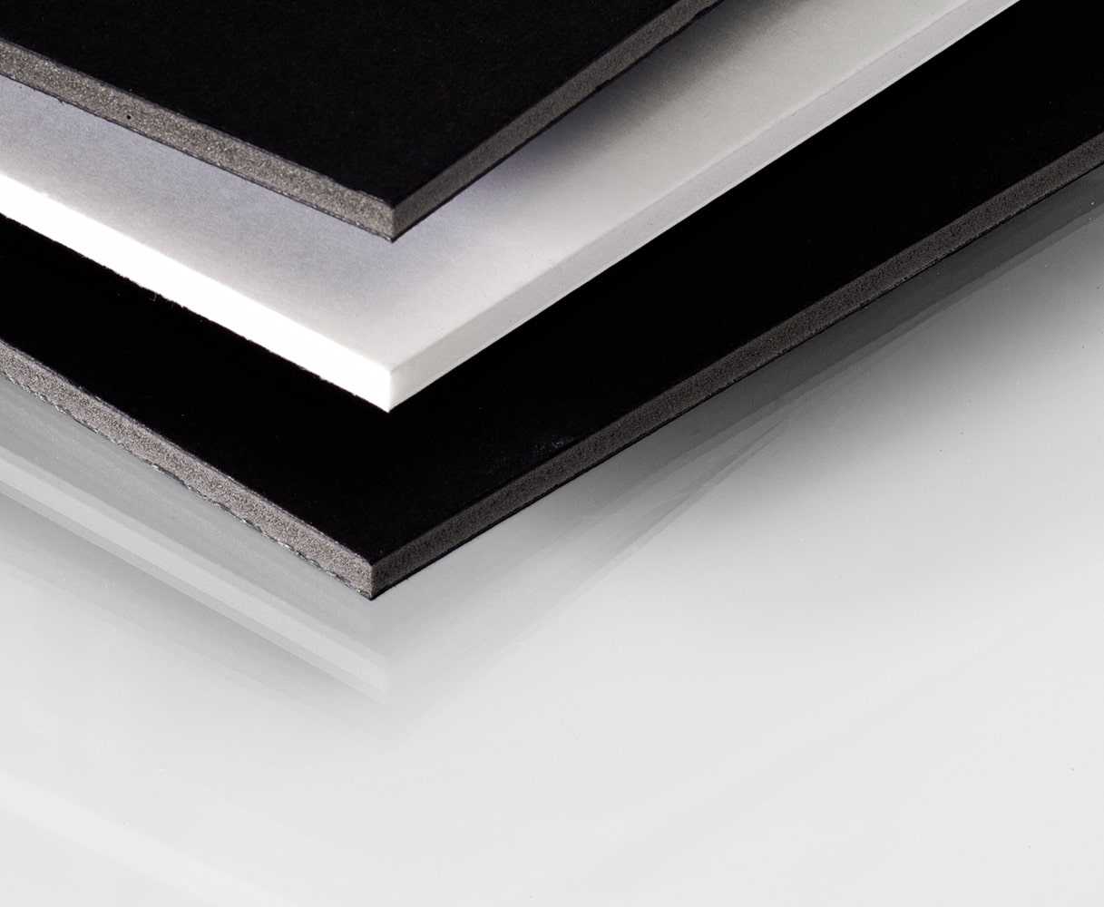 schwarze und weiße Leichtschaumplatten der Marke Kapa