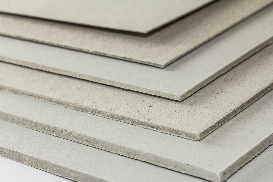 Eine Nahaufnahme von sechs verschiedenen hellgrauen Graupappen aus Recycling-Material