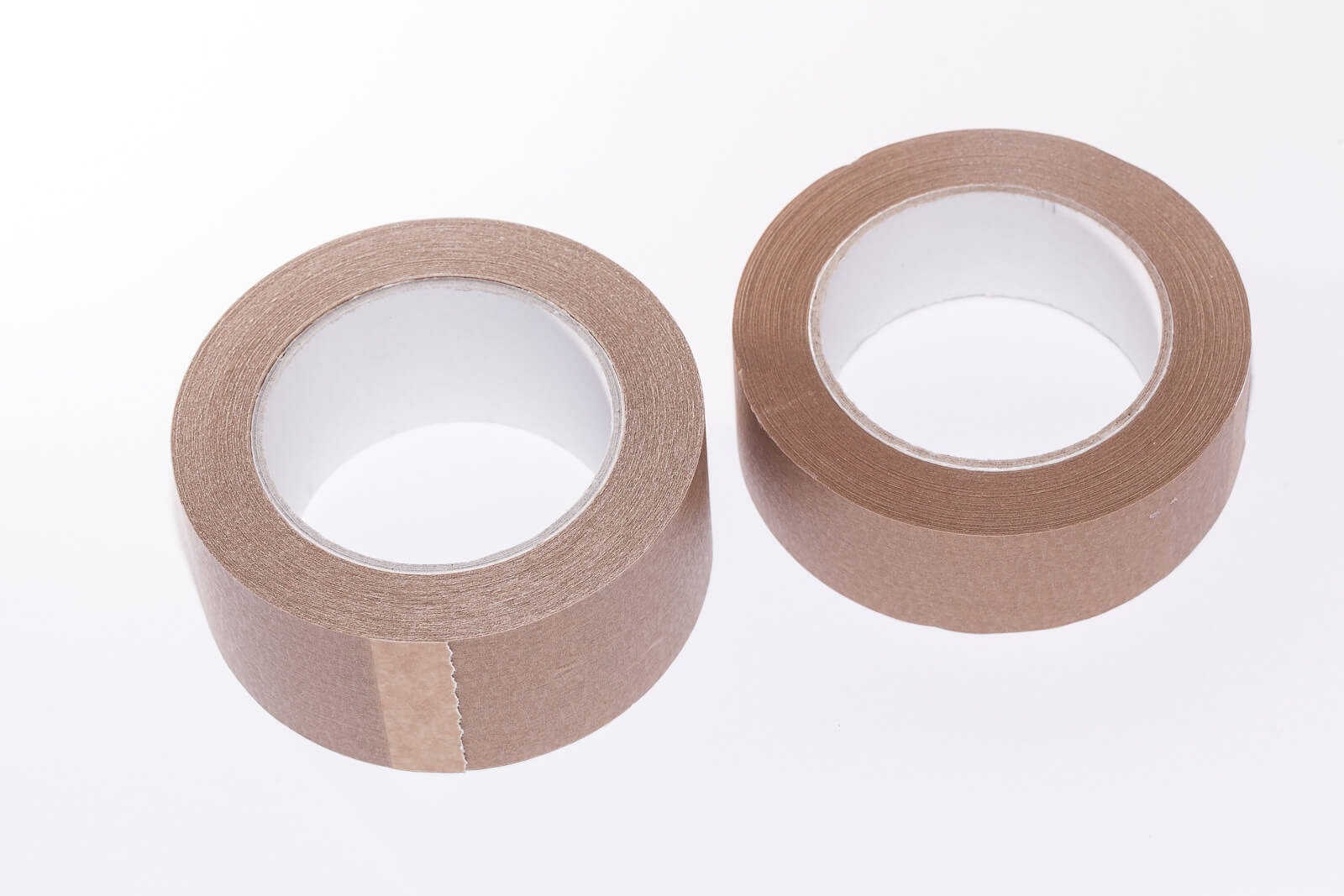 Eine Aufnahme von zwei Sselbstklebenden Papierklebebändern ECO15+