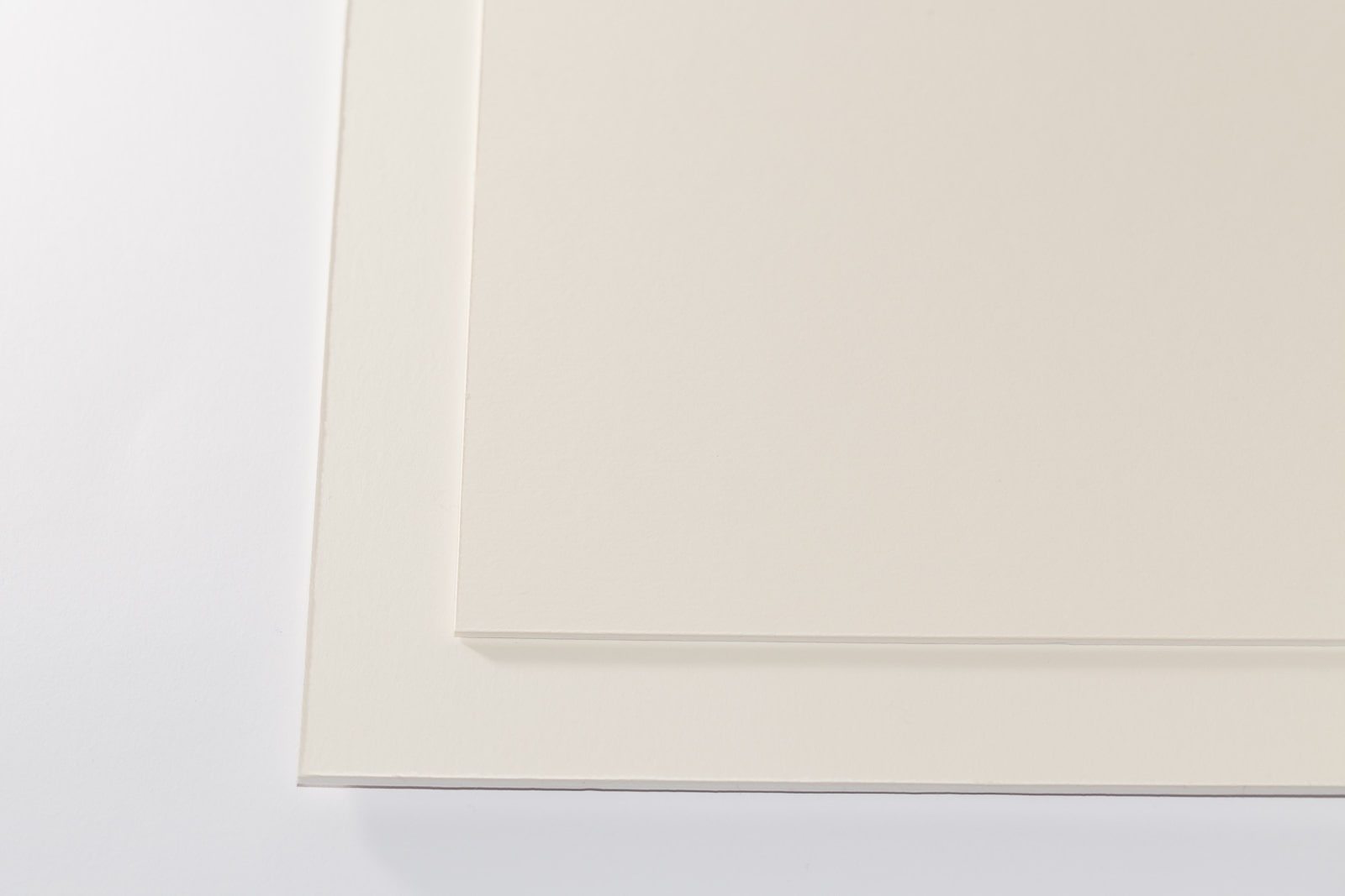 Eine Aufnahme unseres Museumskarton Zellstoff chamois/weiß in zwei Stärken